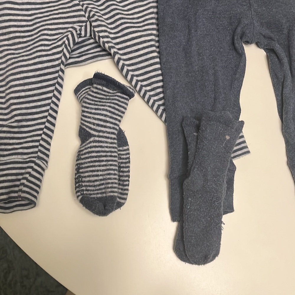 Baby Gap long sleeve onesies with matching pants. Organic. Like new. 12-18 mo. - Picture 5 of 5